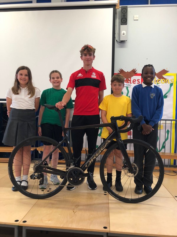 Athlete Jack Reid with La Houguette pupils 